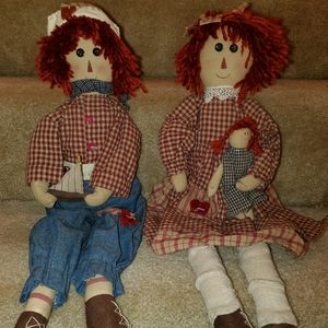Raggedy Ann and Andy dolls